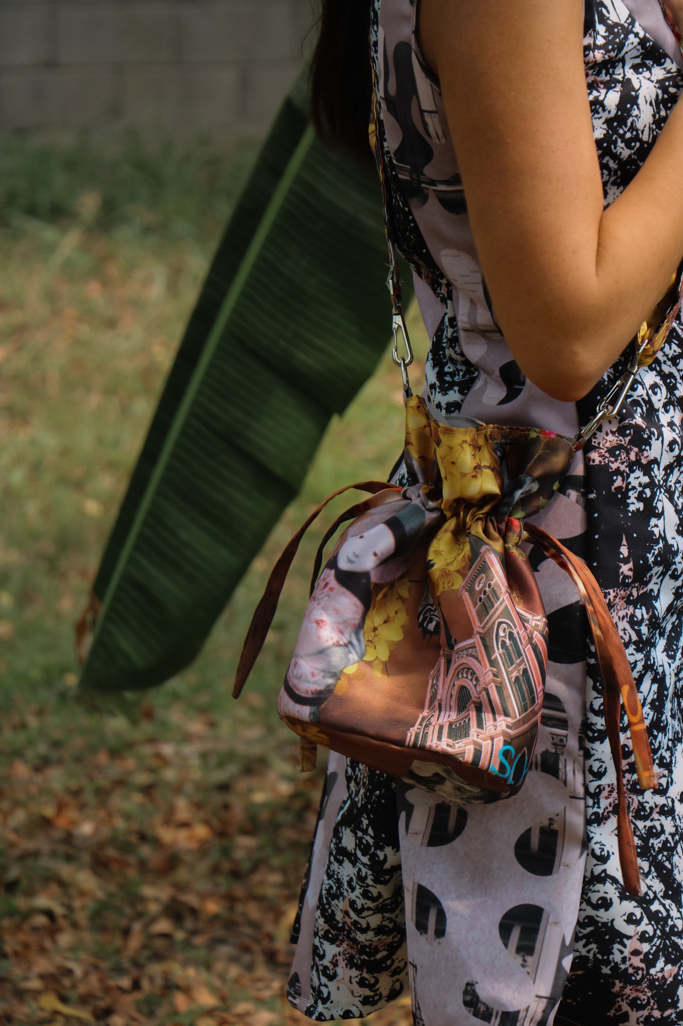 CORAZON SLY BUCKET BAG